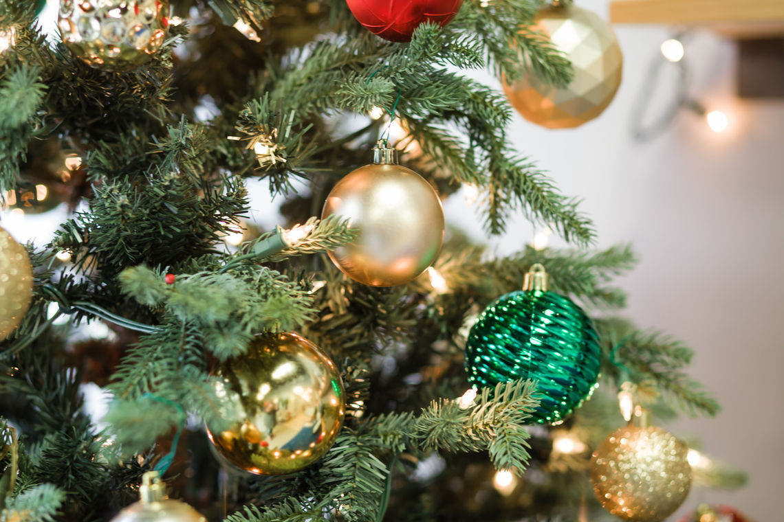 Photo: beautifully decorated fraser fir from ridge avenue window display